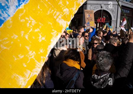 Amsterdam, Niederlande. 27.. Februar 2022. Nach den Angriffen von Wladimir Putins Russland auf die Ukraine versammelten sich Tausende von Menschen zur Unterstützung der Ukraine und hielten Demonstrationen ab, wobei die Teilnehmer Transparente trugen, die sagten: 'Nein zum Krieg', 'Freie Ukraine', 'Geh zurück nach Hause Russland', 'Boykott Russland' und 'Stoppt Putin'. Stockfoto