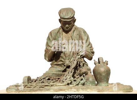 Auf Weiß der Statue eines alten Fischers ausgeschnitten, der sein Fuengirola-Netz fixiert Stockfoto