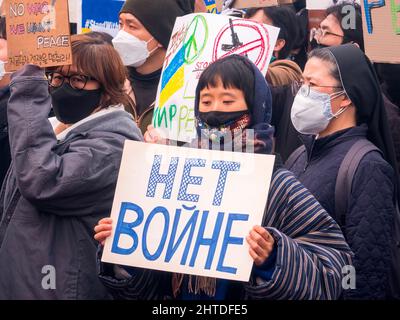 Seoul, Südkorea. 28.. Februar 2022. Protest gegen Russland, 28. Februar 2022: Demonstranten nehmen an einer Kundgebung gegen die russische Invasion in der Ukraine in der Nähe der russischen Botschaft in Seoul, Südkorea, Teil. Kredit: Lee Jae-won/AFLO/Alamy Live Nachrichten Gutschrift: Aflo Co. Ltd./Alamy Live Nachrichten Stockfoto