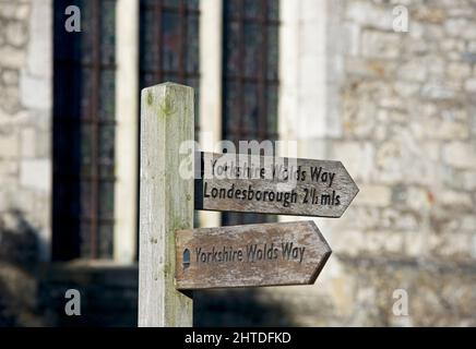 Fingerpost Richtungsschild für den Yorkshire Wolds Way, East Yorkshire, England Stockfoto