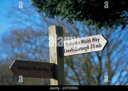Fingerpost Richtungsschild für den Yorkshire Wolds Way, East Yorkshire, England Stockfoto