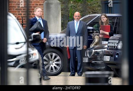 London, Großbritannien. 28.. Februar 2022. Die Minister verlassen eine Kabinettssitzung in der Downing Street an der Hintertür, da Whitehall geschlossen wurde, um ein Gasleck zu beheben. Nadhim Zahawi MP, Secretary of State for Education (Grant Shapps, links; Michelle Donelan, rechts) Credit: Phil Robinson/Alamy Live News Stockfoto