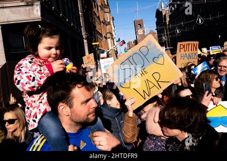 Amsterdam, Niederlande. 27.. Februar 2022. Nach den Angriffen von Wladimir Putins Russland auf die Ukraine versammelten sich Tausende von Menschen zur Unterstützung der Ukraine und hielten Demonstrationen ab, wobei die Teilnehmer Transparente trugen, die sagten: 'Nein zum Krieg', 'Freie Ukraine', 'Geh zurück nach Hause Russland', 'Boykott Russland' und 'Stoppt Putin'. Stockfoto