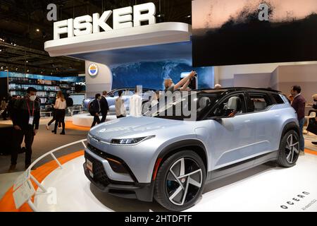 Barcelona, Spanien. 28.. Februar 2022. Kurz vor dem Start des Fahrzeugs präsentiert der Elektroauto-Hersteller Fisker sein Ocean-Modell auf der Mobile World Congress. Quelle: Andrej Sokolow/dpa/Alamy Live News Stockfoto