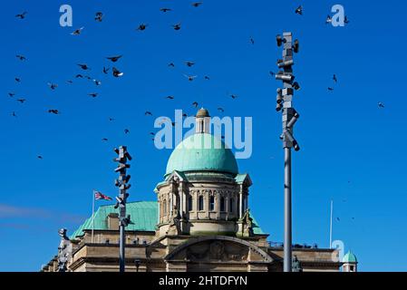 Überwachungskameras und die Kuppel des Rathauses, Hull, Humberside, East Yorkshire, England, Großbritannien Stockfoto