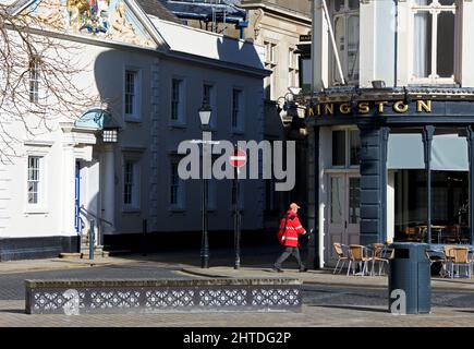 Postbote, der Post in Trinity Square, Hull, Humberside, East Yorkshire, England, Großbritannien liefert Stockfoto
