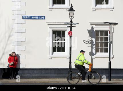 Mann, der Fahrrad entlang der Trinty House Lane fährt, vorbei am Trinity House, Hull, Humberside, East Yorkshire, England, Großbritannien Stockfoto