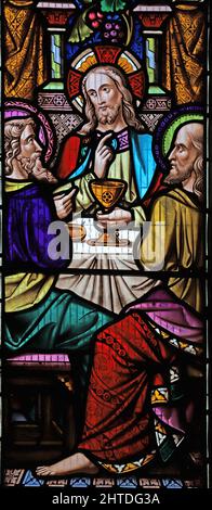 Ein Buntglasfenster, das das Abendmahl in Emmaus, die St. John the Baptist Church, Mathon, Herefordshire, darstellt Stockfoto