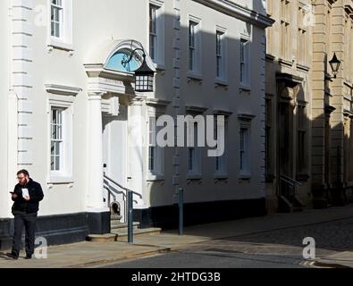 Mann, der entlang der Trinity House Lane geht, vorbei am Trinity House, Hull, Humberside, East Yorkshire, England, Großbritannien Stockfoto