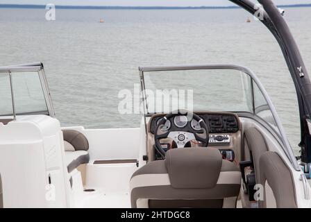 Moderne Vergnügungsyacht auf dem See für Touristen Stockfoto