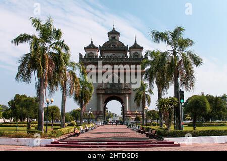 Blauer Himmel über Patuxay, Monument Aux Morts einen Park in Vientiane, Laos Stockfoto