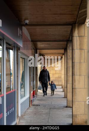 25. Februar 2022. High Street Lane, Elgin, Moray, Schottland. Dies ist ein Vater und sein Sohn, die Hand in Hand auf einer halboffenen Straße in Elgin gehen. Stockfoto