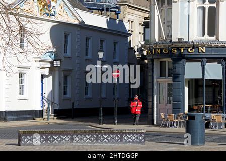 Postbote, der Post in Trinity Square, Hull, Humberside, East Yorkshire, England, Großbritannien liefert Stockfoto