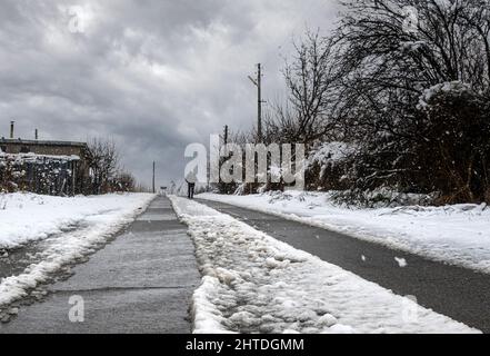 Malomirovo Bulgarien 28 Febuary 2022 : Schneefall an einem Wintertag ländlichen Dorf nach Hause Clifford Norton Alamy Stockfoto