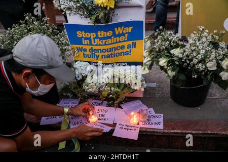 Manila, Philippinen. 28.. Februar 2022. Philippinische Aktivisten bieten Briefe und Blumen an, als sie sich als Reaktion auf die russische Invasion in der Ukraine bei einem Protest am Boy Scouts Circle in Quezon City, Philippinen, am Montag versammelten. 28. Februar 2022. Kredit: ZUMA Press, Inc./Alamy Live Nachrichten Stockfoto