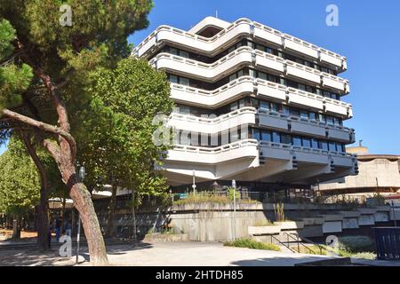 Die Jardins de Gambetta, der größte von sechs ähnlichen 7-stöckigen Blöcken, die auf einem Deck zwischen R; Claude Bonnier und der Esplanade Charles de Gaulle, Mériadeck, angehoben wurden Stockfoto