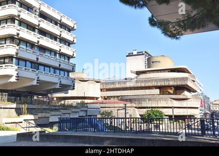 Die Jardins de Gambetta, der größte von sechs ähnlichen 7-stöckigen Blöcken, die auf einem Deck zwischen R; Claude Bonnier und der Esplanade Charles de Gaulle, Mériadeck, angehoben wurden Stockfoto