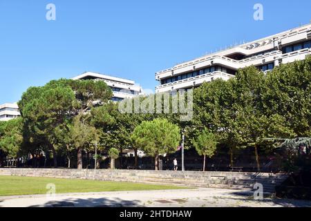 Die Jardins de Gambetta, der größte von sechs ähnlichen 7-stöckigen Blöcken, die auf einem Deck zwischen R; Claude Bonnier und der Esplanade Charles de Gaulle, Mériadeck, angehoben wurden Stockfoto