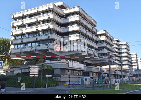 Die Jardins de Gambetta, der größte von sechs ähnlichen 7-stöckigen Blöcken, die auf einem Deck zwischen R; Claude Bonnier und der Esplanade Charles de Gaulle, Mériadeck, angehoben wurden Stockfoto