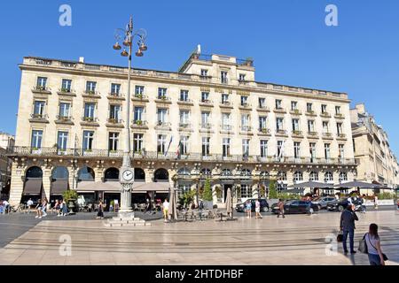 Das Intercontinental, Grand Hotel de Bordeaux, mit Blick auf das Grande Theatre gegenüber dem Place de la Comédie, das 1776 vom Architekten Victor Louis erbaut wurde. Stockfoto