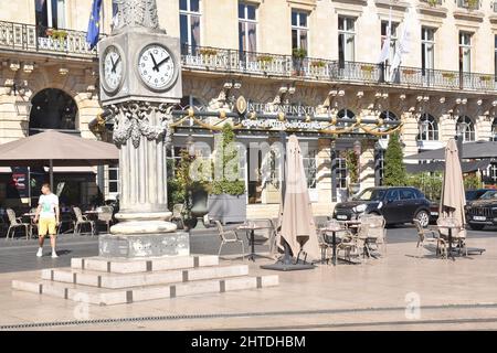 Das Intercontinental, Grand Hotel de Bordeaux, mit Blick auf das Grande Theatre gegenüber dem Place de la Comédie, das 1776 vom Architekten Victor Louis erbaut wurde. Stockfoto