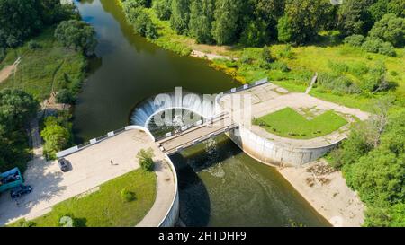 Luftaufnahme des Überlaufdamms des ersten ländlichen Wasserkraftwerks der UdSSR im Dorf Jaropolez, Draufsicht, Wolokolamsk distric Stockfoto