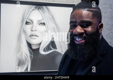 London, Großbritannien. 28. Februar 2022. Künstler Kelvin Okafor mit seiner Arbeit 'Kate Moss', 2022, (Est. £10.000 - 15.000) bei einer Vorschau auf den britischen Cool-Verkauf. Kunstwerke, Fotos und beliebte kulturelle Erinnerungsstücke werden am 2. März in der Bonhams New Bond Street zum Verkauf angeboten. Kredit: Stephen Chung / Alamy Live Nachrichten Stockfoto