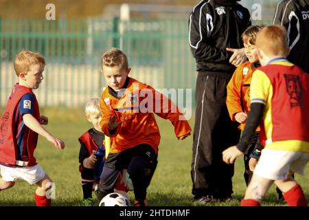 Fußballspiel für Jungen zwischen Cleeve Colts U8 und Churchdown Panthers U8 Stockfoto