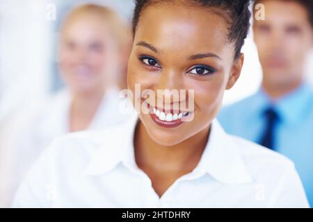 Weibliche Führungskraft im Seminar. Nahaufnahme einer afroamerikanischen Geschäftsführerin mit Team bei der Geschäftskonferenz. Stockfoto