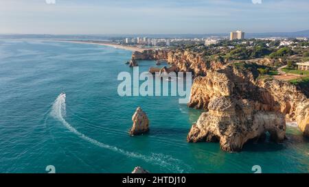 Luftaufnahme der schönen portugiesischen Strände mit felsigen Sandstränden und reinem Sand für Touristen Erholung in der Algarve im Süden. Stockfoto