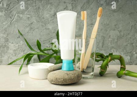 Konzept der Zahnpflege vor grauem texturiertem Hintergrund Stockfoto