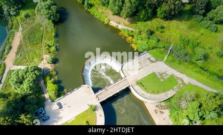 Luftaufnahme des Überlaufdamms des ersten ländlichen Wasserkraftwerks der UdSSR im Dorf Jaropolez, Draufsicht, Wolokolamsk distric Stockfoto