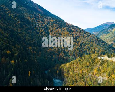 Schöne Aussicht von der Drohne auf den Fluss, Berge, Serpentin, an einem sonnigen Tag. Wunderschöne Berglandschaft Stockfoto