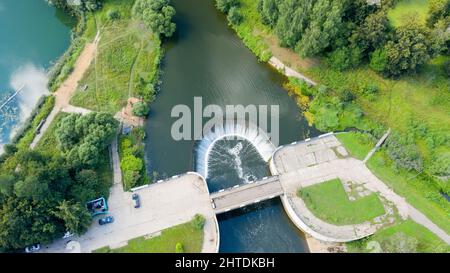 Luftaufnahme des Überlaufdamms des ersten ländlichen Wasserkraftwerks der UdSSR im Dorf Jaropolez, Draufsicht, Wolokolamsk distric Stockfoto