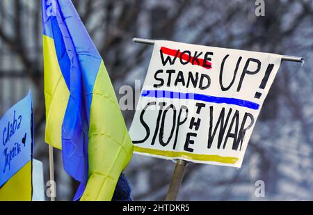 Ukrainischer Protest gegen russische Invasion in Montreal, Quebec, Kanada.Sonntag,Februar.27,2022 Stockfoto