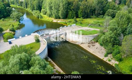 Luftaufnahme des Überlaufdamms des ersten ländlichen Wasserkraftwerks der UdSSR im Dorf Jaropolez, Draufsicht, Wolokolamsk distric Stockfoto