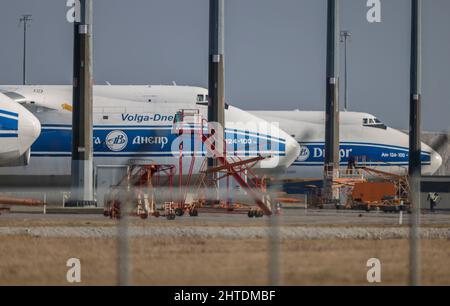 Schkeuditz, Deutschland. 28.. Februar 2022. Antonov an-124 Frachtflugzeuge der russischen Wolga-Dnepr-Gruppe stehen am Flughafen Leipzig/Halle. Die Flugzeuge dürfen nicht mehr starten, weil der Luftraum der EU für russische Flugzeuge gesperrt ist. Quelle: Jan Woitas/dpa-Zentralbild/dpa/Alamy Live News Stockfoto