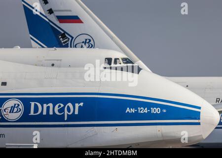 Schkeuditz, Deutschland. 28.. Februar 2022. Antonov an-124 Frachtflugzeuge der russischen Wolga-Dnepr-Gruppe stehen am Flughafen Leipzig/Halle. Die Flugzeuge dürfen nicht mehr starten, weil der Luftraum der EU für russische Flugzeuge gesperrt ist. Quelle: Jan Woitas/dpa-Zentralbild/dpa/Alamy Live News Stockfoto