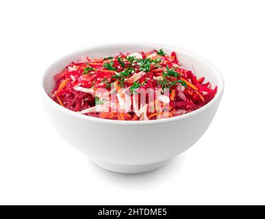 Ein gesunder Gemüsesalat mit Kohl, Karotten und Rüben wird auf Weiß isoliert. Stockfoto