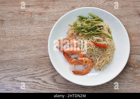 Würzig gebratener Reis vermicelli mit Garnelen und Mimosen auf dem Teller Stockfoto