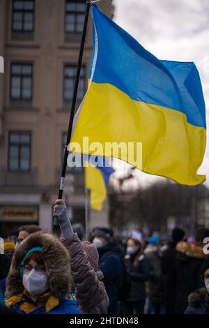 Ukrainische Flaggen bei Antikriegsprotesten in München, nachdem Russland in die Ukraine eingedrungen war. Stockfoto