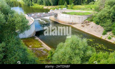 Luftaufnahme des Überlaufdamms des ersten ländlichen Wasserkraftwerks der UdSSR im Dorf Jaropolez, Draufsicht, Wolokolamsk distric Stockfoto