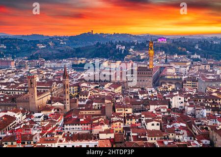 Florenz, Italien Luftaufnahme bei Sonnenuntergang mit berühmten historischen Wahrzeichen und Türmen. Stockfoto