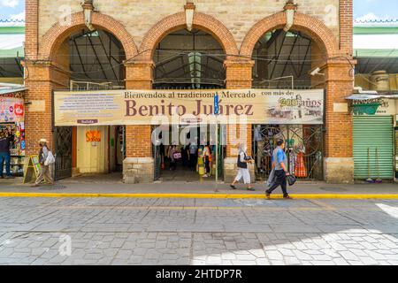 Straßenansicht des Eingangs zum berühmten Benito Juarez Markt in Oaxaca, Mexiko Stockfoto