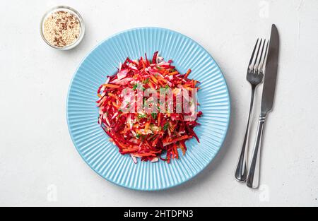 Vegetarischer gesunder Salat mit Kohl, Rüben und Karotten. Stockfoto