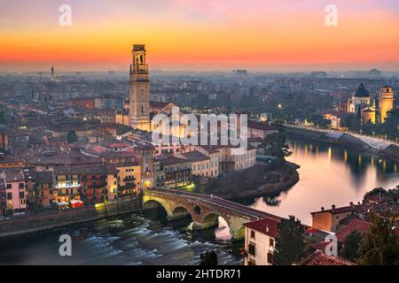 Verona, Italien Skyline der Stadt an der Etsch in der Abenddämmerung. Stockfoto