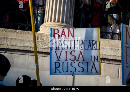 Plakat „Ban MasterCard and Visa in Russia“, Stand by Ukraine Protest, Trafalgar Square, London, Großbritannien, 27.. Februar 2022 Stockfoto