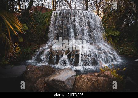 Niedriger Winkel Blick auf Iveagh Gärten Wasserfall in Wäldern in Dublin, Irland Stockfoto