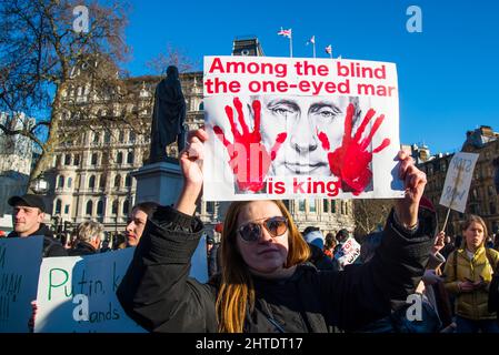 Ukrainische Frau mit Plakat unter den Blinden der einäugige Mann ist King, Trafalgar Square, London, Großbritannien, 27.. Februar 2022 Stockfoto