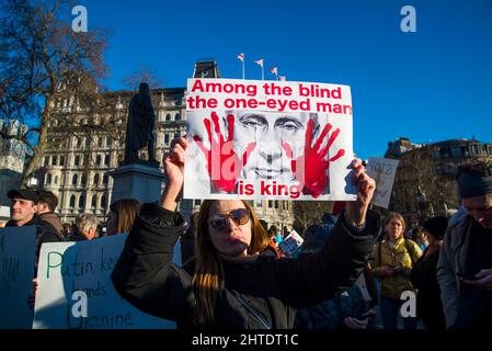Ukrainische Frau mit Plakat unter den Blinden der einäugige Mann ist King, Trafalgar Square, London, Großbritannien, 27.. Februar 2022 Stockfoto